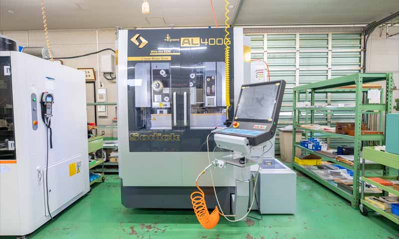 ワイヤー放電加工機